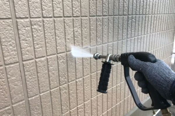 外壁の高圧洗浄とは？ほかの洗浄方法の違いと塗装との関係について解説サムネイル